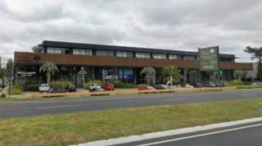 Violento ataque al Paseo Gonnet: delincuentes destrozaron un local de motos y se llevaron un botín