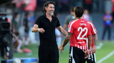 Estudiantes venció a Sarmiento, es puntero y despidió a Domínguez con una ovación inolvidable