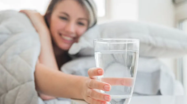 No beber agua al despertar podría elevar la presión arterial