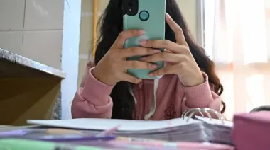 Prohíben el uso de celulares en las escuelas primarias de la provincia de Buenos Aires