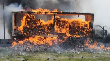 Un camión se incendió en la Autopista La Plata–Buenos Aires y provocó importantes demoras