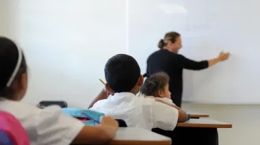 Docentes bonaerenses frente a una nueva oferta salarial: aumentos escalonados, bono y una promesa de revisión