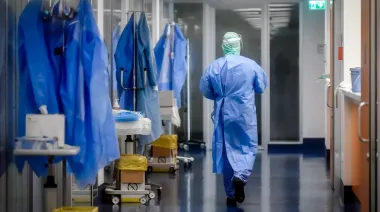 Médicos bonaerenses aceptan aumento salarial del 9% y reabren debate por la carrera hospitalaria