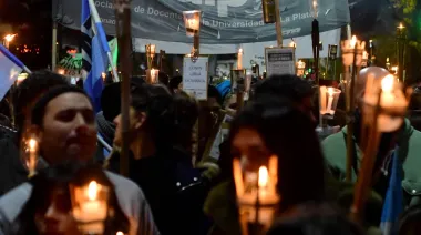Marcha de antorchas en La Plata: docentes, no docentes y estudiantes de la UNLP salen a la calle por el financiamiento universitario