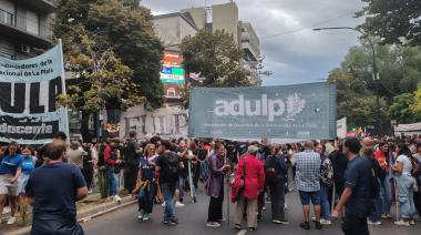 Marcha de antorchas en La Plata: fuerte reclamo por la aplicación de la Ley de Financiamiento Universitario