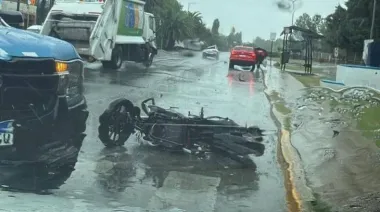 Alerta vial en La Plata: Un joven pelea por su vida tras un grave accidente en Gonnet