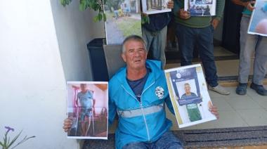 La delegada de Gonnet echó a empleado con cáncer porque no le cae bien: el hombre cobra $305 mil, se encadenó y resiste | VIDEO