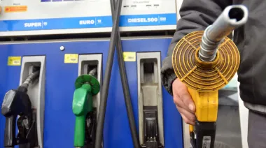 La nafta súper aumentó el doble que la inflación: cuánto cuesta llenar el tanque en YPF, Shell y Axion