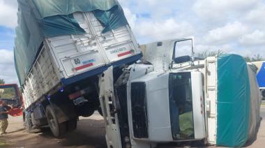 Caos en La Plata: Volcaron dos camiones en la rotonda de Ruta 36 y 520