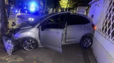 Caen tres peligrosos delincuentes tras una persecución de película y un choque en Barrio Norte