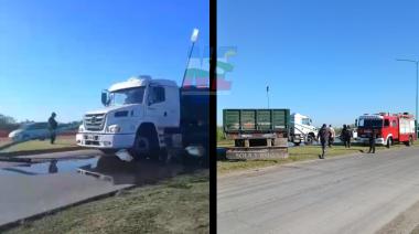 Mañana accidentada en Ensenada: un camión chocó contra un poste de luz en Punta Lara