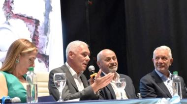 Cagliardi dio un discurso anclado en el "déjà vu" y se refugia en el regionalismo ante fuertes cuestionamientos