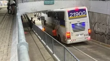 Susto y tensión: Un micro con hinchas de Chaco For Ever chocó contra un puente tras el partido