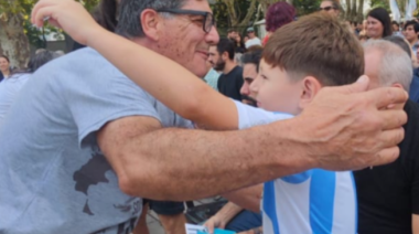 Gío, de 7 años, fue a la plaza Malvinas a conocer a Antonio Marcilese, un ex combatiente que ahora es su ídolo
