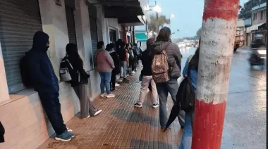 Caos bajo la lluvia: el transporte en el AMBA al borde del colapso por el recorte de micros