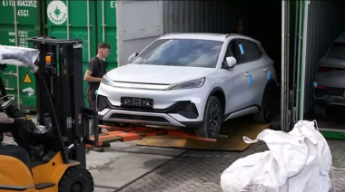 Colectivos colapsados en AMBA: Sturzenegger celebró autos importados y generó polémica