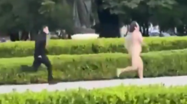 LA PLATA | "Milei nos deja en bolas": Alak reunido con Cagliardi y un hombre corriendo desnudo por Plaza Moreno | VIDEO