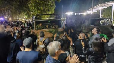 Otra provocación de Presti en La Plata: ex combatientes rodearon y echaron a camiones del Ejército de Plaza Malvinas | VIDEOS