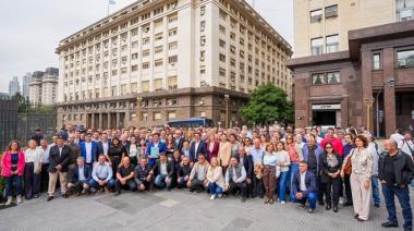 Contra la "estafa" de la nafta: intendentes bonaerenses reclamaron por el aumento del 540% del gasoil en la era Milei