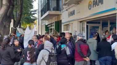 "Ajuste criminal": Médicos del PAMI marcharon contra el vaciamiento de la obra social y la reducción del 52% de sus sueldos