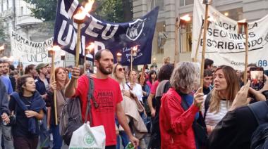 Antorchas y movilización en La Plata: la UNLP marchó contra el ajuste de Milei al presupuesto universitario