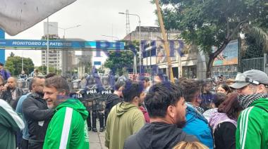 Martes de furia: piquetes y cortes totales en los accesos a La Plata y CABA por el cierre de planes