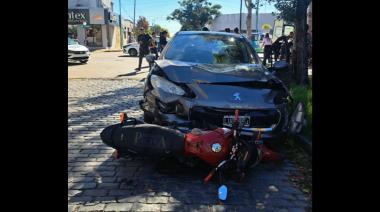 Brutal choque en Ensenada: un motociclista voló por el aire y sufrió una grave fractura