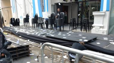 La sede del PJ de La Plata amaneció empapelado por la militancia de Iván Tobar a horas de la asunción de Alak