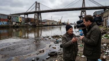 El Riachuelo vuelve a oler a podrido: la TV alemana documenta el impacto de la "motosierra" en la cuenca más contaminada