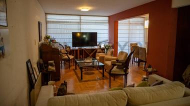 Adorni liquida su patrimonio en La Plata: puso en venta su departamento mientras la Justicia le pisa los talones