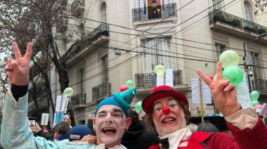 Intendentes y militantes camporistas montaron un circo con el "Vamos a Volver" en la casa de CFK donde cumple su arresto domiciliario