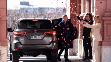 Dejó su cargo pero no los beneficios: Adorni sigue usando el auto oficial a pesar de su renuncia