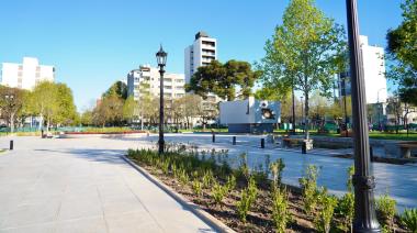 La Plata: Alak inauguró la renovada Plaza España junto al embajador