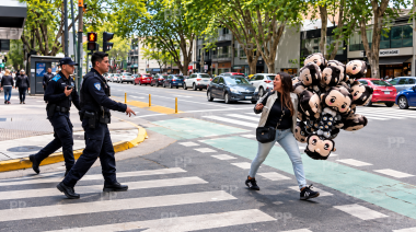 Otro papelón de Jorge Macri: cinco policías corriendo a vendedora de globos mientras CABA lidera el ranking de robos