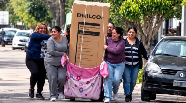 Argentina, no lo entenderías: familia llevó la heladera a mano para sorprender a mamá | VIDEO