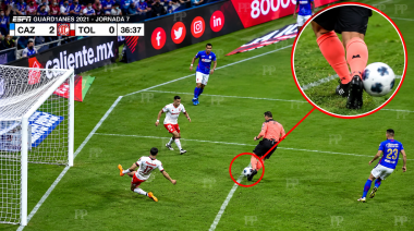 El árbitro que se cruzó y salvó un gol casi hecho, está escondido y asustado | VIDEO