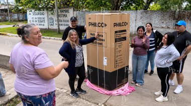 Philco regalará dinero y electrodomésticos a la familia que llevó la heladera caminando para su mamá con cáncer