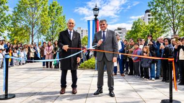 La Plata: Alak inauguró la renovada Plaza España junto al embajador