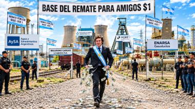 Milei avanza con las privatizaciones: vendió empresas a casi la mitad de precio y ahora va por AySA