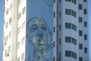 Frente a la Catedral, crece en La Plata el mural más grande del mundo dedicado al Papa Francisco