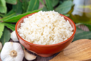 ¿Por qué el arroz blanco queda siempre pegajoso… salvo cuando le ponés este ingrediente secreto?
