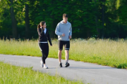 Caminar 7000 pasos al día: cuántos beneficios suma sin matarte en el gimnasio