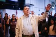 La fe mueve montañas… y millones: el pastor de los USD 100.000 y la escuela de billetes celestiales
