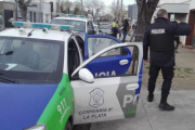 ¿Por qué un policía terminó detenido tras quedarse dormido en su auto?