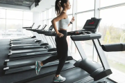 Caminar con pendiente: el método 30-12-4 que revoluciona el cardio