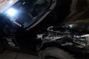 Taxi con menores impactó con un auto estacionado