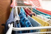 ¿Secar la ropa en invierno sin olor a humedad? Probá estos trucos simples