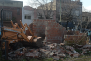 Demolieron viejas casillas del ferrocarril en Barrio Hipódromo