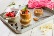 Cómo hacer copas de frutas con queso crema fácil
