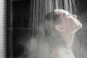 Duchas calientes: cómo afectan la piel y qué hacer para evitar daños